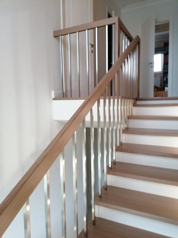 три лестницы  с металлическим ограждением