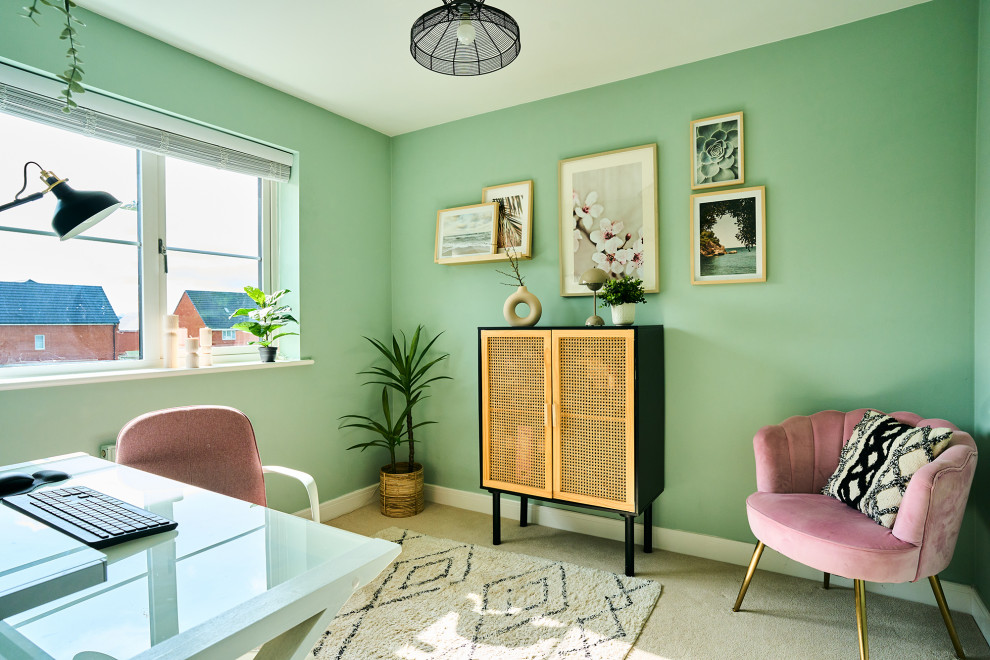 Kleines Mediterranes Arbeitszimmer ohne Kamin mit Arbeitsplatz, grüner Wandfarbe, Teppichboden, freistehendem Schreibtisch und beigem Boden in Hampshire