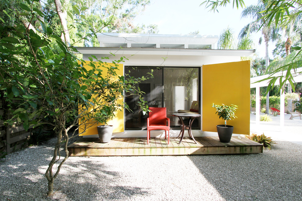 Mid-sized midcentury detached shed and granny flat in Tampa.