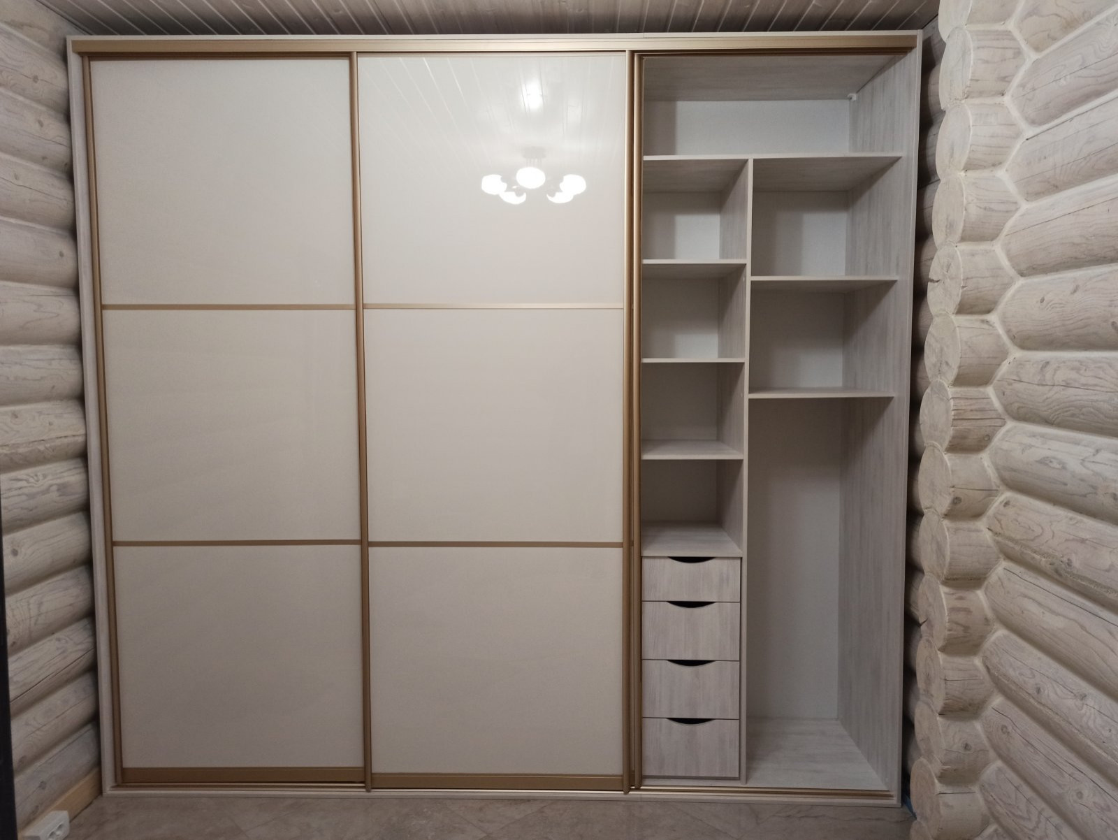 Трехдверный встроенный шкаф-купе в частном доме