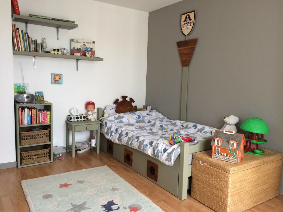 Inspiration for a mid-sized midcentury kids' bedroom for kids 4-10 years old and boys in Nantes with grey walls and medium hardwood floors.