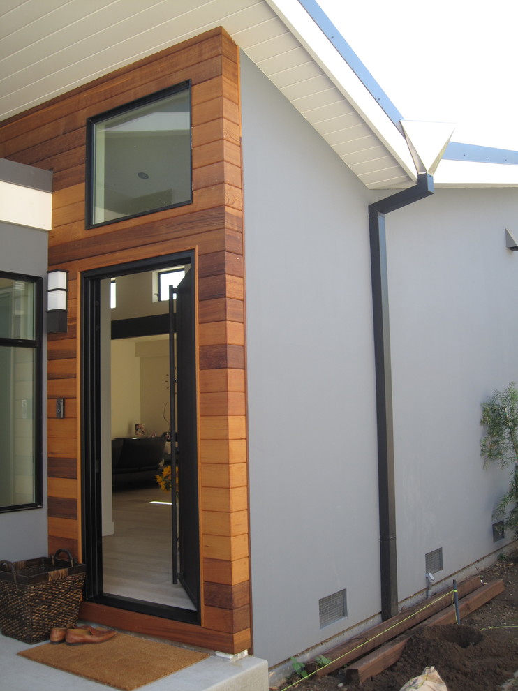 Inspiration for a small contemporary front yard verandah in San Francisco with concrete slab and a roof extension.