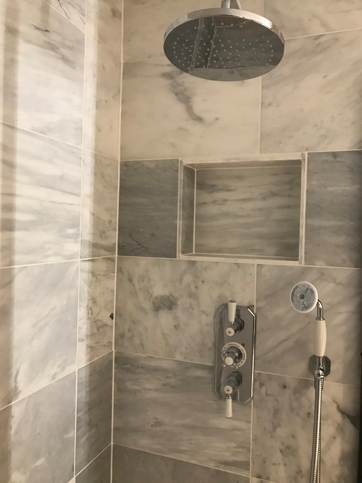 Ejemplo de cuarto de baño único y gris y negro moderno de tamaño medio con ducha abierta, sanitario de una pieza, paredes blancas, suelo con mosaicos de baldosas, aseo y ducha, suelo blanco y ducha abierta