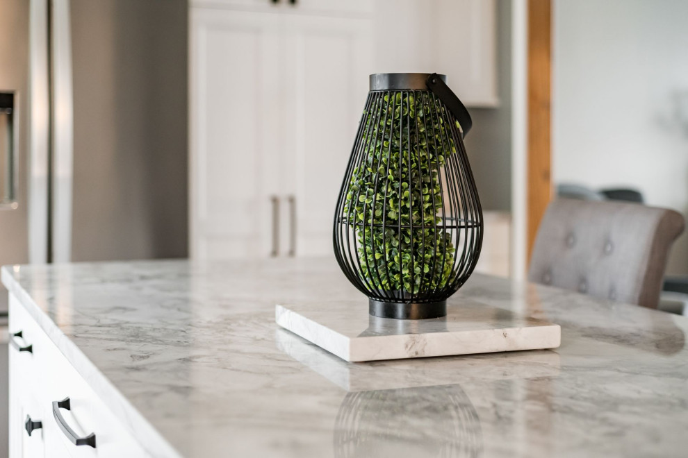 Transitional home design photo in Columbus