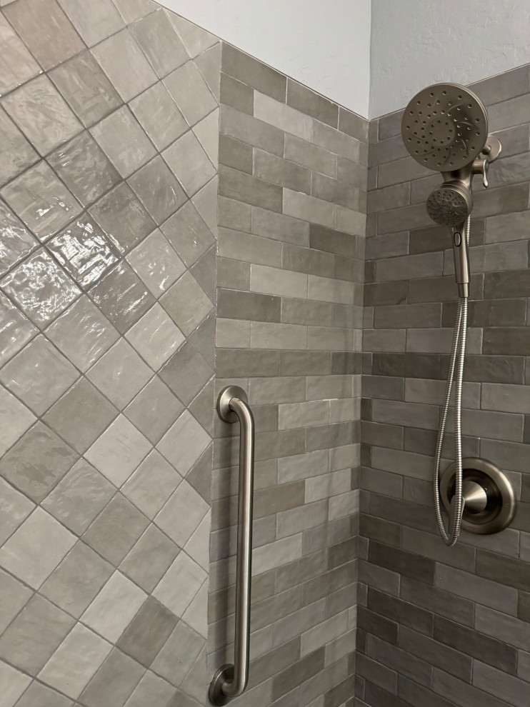 Idéer för mellanstora funkis badrum med dusch, med skåp i shakerstil, grå skåp, en dusch i en alkov, grå väggar, klinkergolv i småsten, bänkskiva i kvarts, grått golv och dusch med skjutdörr