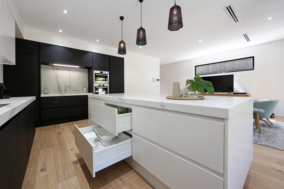 This is an example of a contemporary kitchen in Melbourne.