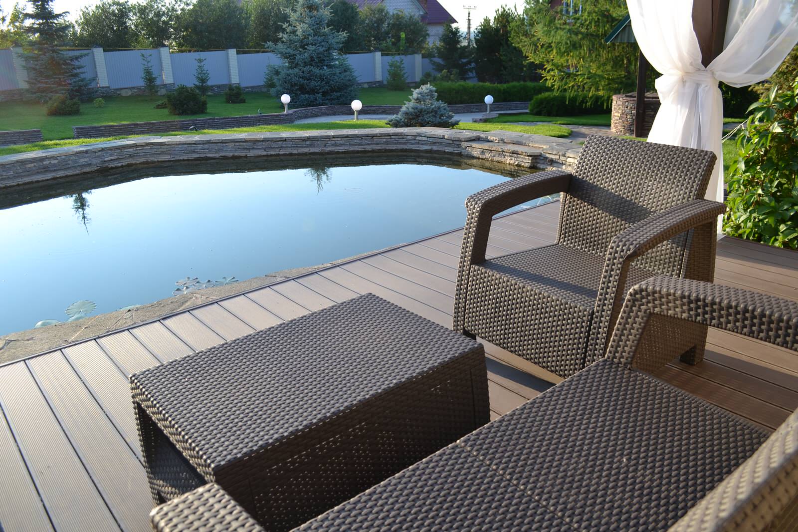 Терраса у пруда