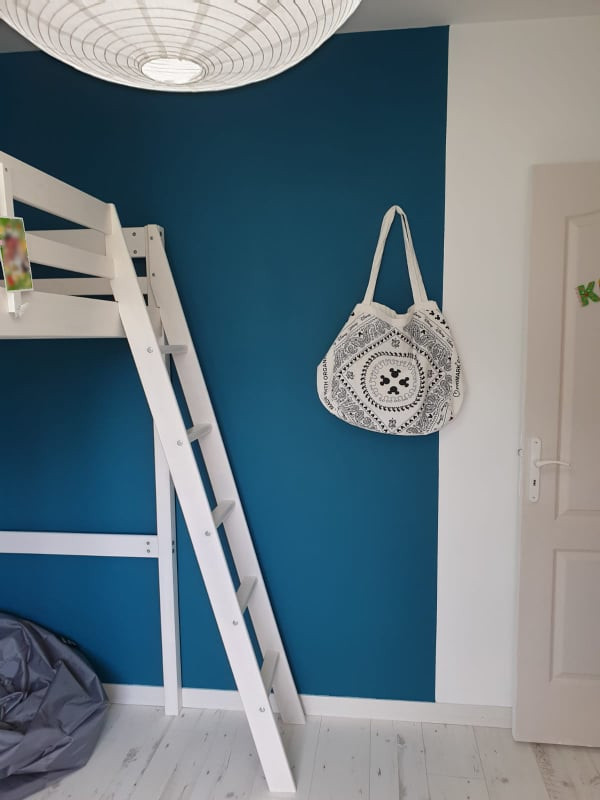 Inspiration för mellanstora moderna barnrum kombinerat med sovrum, med blå väggar, laminatgolv och beiget golv