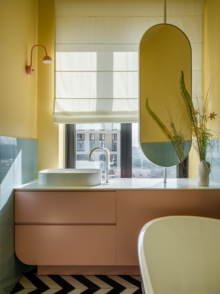 Cette photo montre une salle de bain tendance avec un placard à porte plane, une baignoire indépendante, un plan de toilette en surface solide, un plan de toilette blanc, meuble simple vasque et meuble-lavabo suspendu.