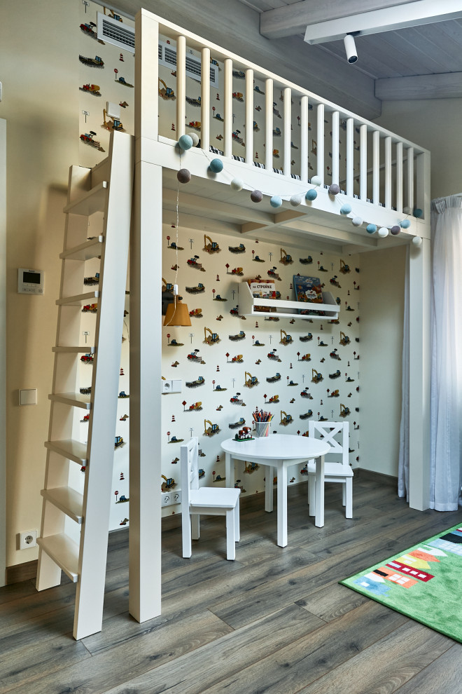 Modelo de dormitorio infantil de 1 a 3 años contemporáneo grande con paredes beige, suelo de madera en tonos medios, vigas vistas, machihembrado, madera y papel pintado