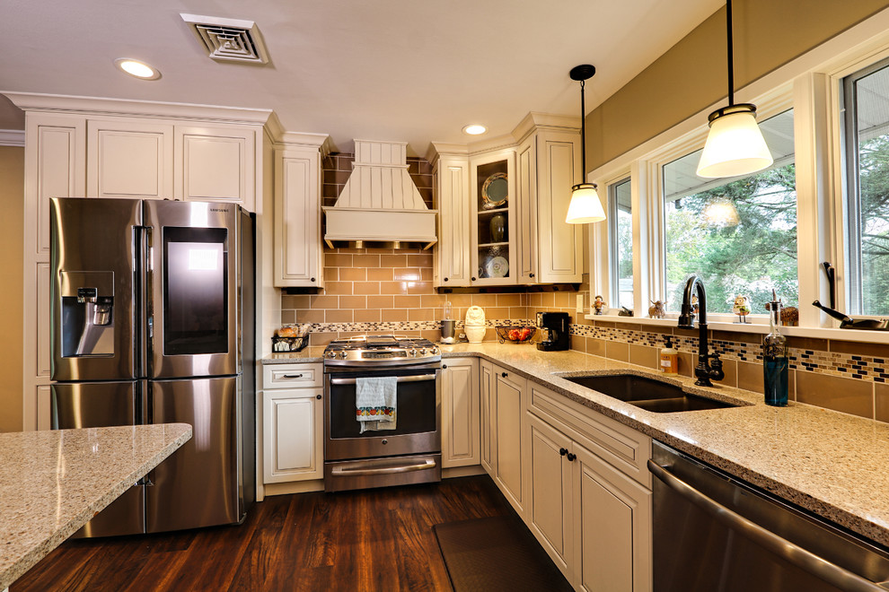 Inspiration for a mid-sized transitional kitchen remodel