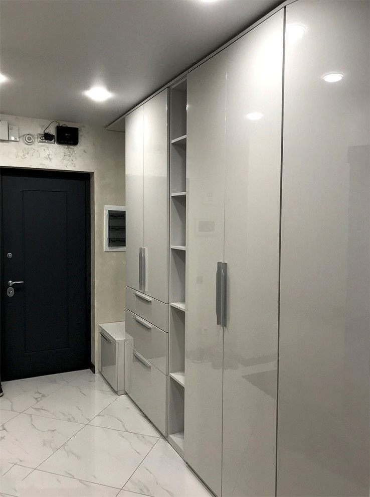 Глянцевый шкаф для прихожей