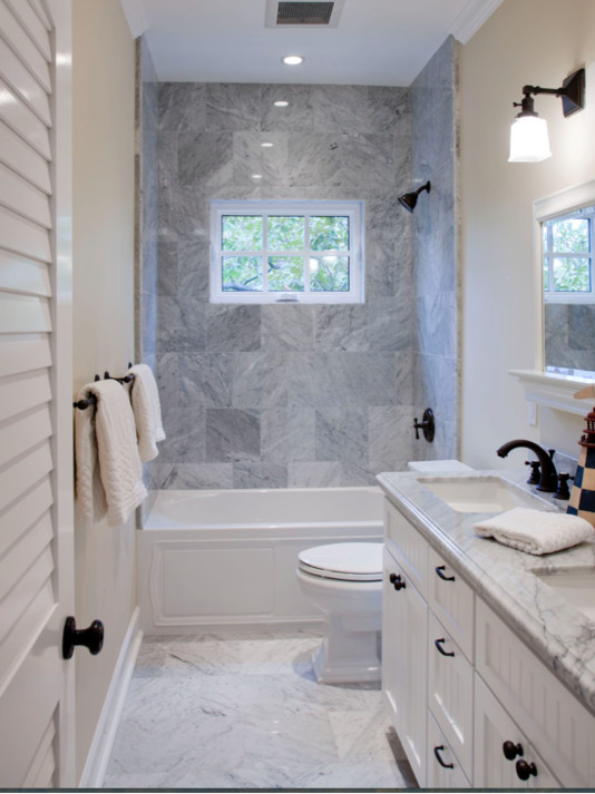 Exemple d'une petite salle de bain principale chic avec un placard à porte plane, des portes de placard blanches, une baignoire en alcôve, WC séparés, un carrelage de pierre, un sol en marbre, un lavabo encastré et un plan de toilette en marbre.