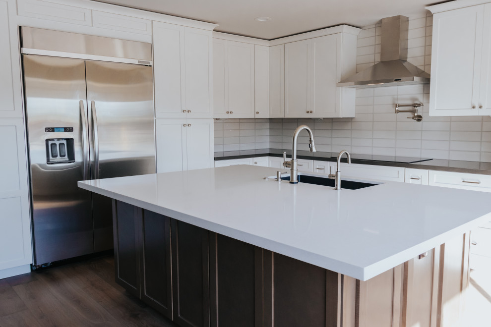 Kitchen - transitional kitchen idea in Phoenix