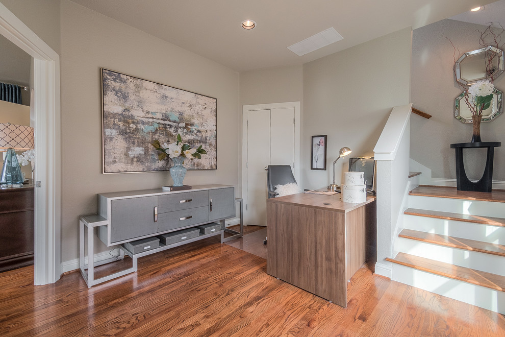 Example of a transitional home design design in Dallas