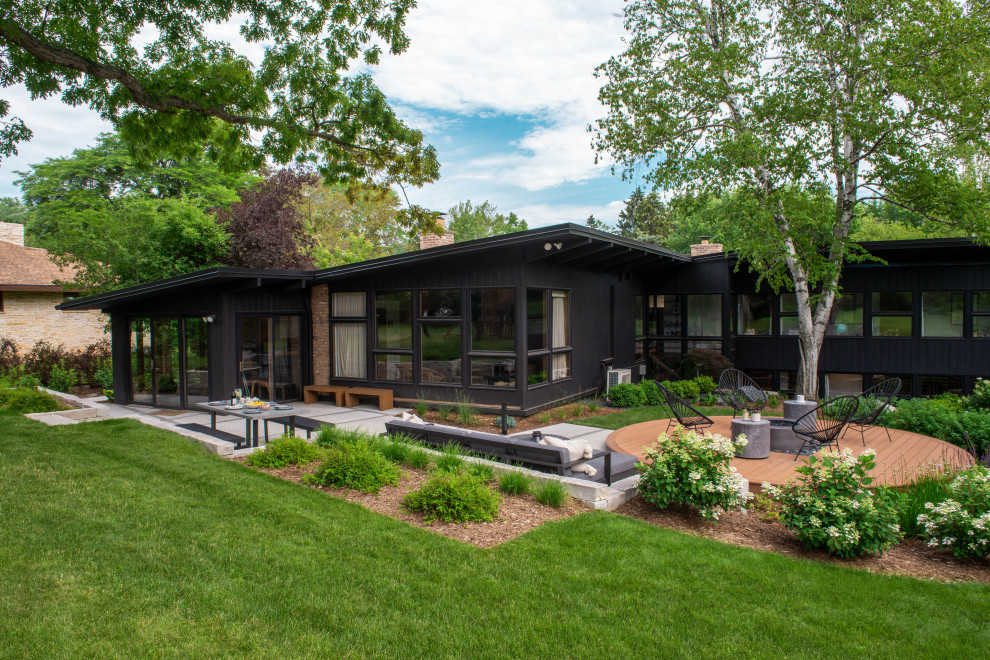 Inspiration for a mid-sized midcentury backyard full sun garden for summer in Milwaukee.