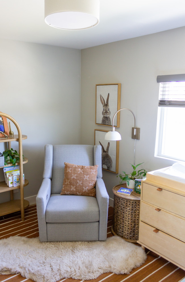 Идея дизайна: маленькая нейтральная комната для малыша в современном стиле с белыми стенами, ковровым покрытием и оранжевым полом для на участке и в саду