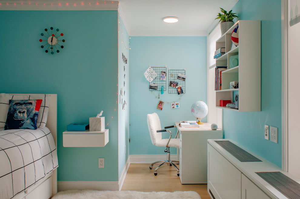 Inredning av ett modernt mellanstort barnrum kombinerat med sovrum, med blå väggar, heltäckningsmatta och vitt golv