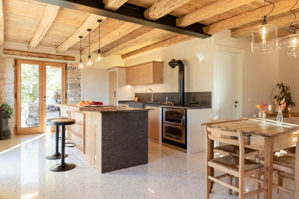 Immagine di una cucina country con lavello stile country, ante lisce, ante in legno scuro, elettrodomestici in acciaio inossidabile, pavimento bianco, top grigio, travi a vista e soffitto in legno