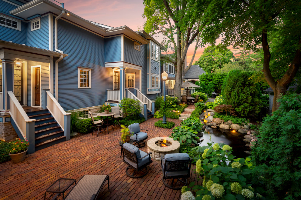 Стильный дизайн: маленький двор на заднем дворе в классическом стиле с мощением клинкерной брусчаткой для на участке и в саду - последний тренд