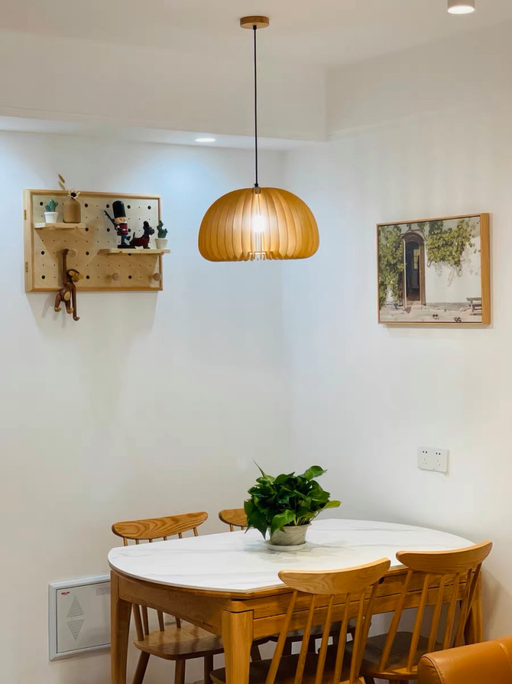 Bild på ett litet kök med matplats, med vita väggar, ljust trägolv och brunt golv