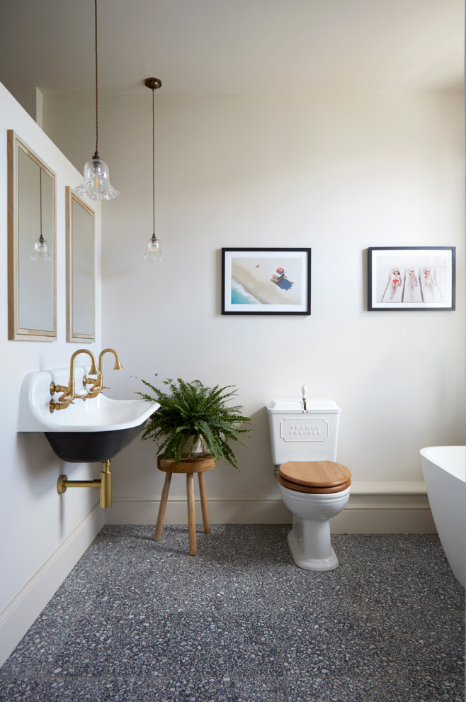 Immagine di una stanza da bagno padronale classica con vasca freestanding, pavimento grigio, due lavabi e mobile bagno freestanding