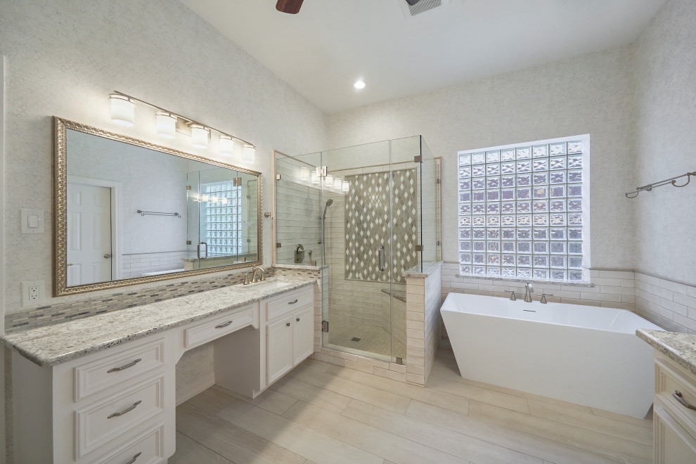 Inspiration pour une salle de bain principale design de taille moyenne avec un placard avec porte à panneau surélevé, des portes de placard blanches, une baignoire indépendante, une douche d'angle, WC séparés, un carrelage blanc, des carreaux de céramique, un mur blanc, un sol en carrelage de céramique, un lavabo encastré, un plan de toilette en granite, un sol blanc, une cabine de douche à porte battante, un plan de toilette gris, un banc de douche, meuble double vasque, meuble-lavabo encastré, un plafond à caissons et du papier peint.