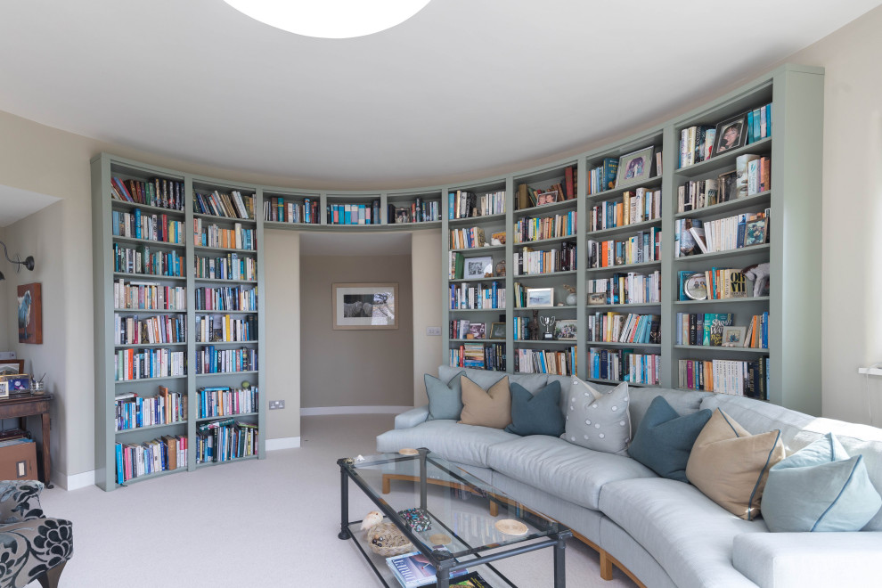 Foto de biblioteca en casa contemporánea grande con paredes beige, moqueta, estufa de leña, suelo beige y cortinas