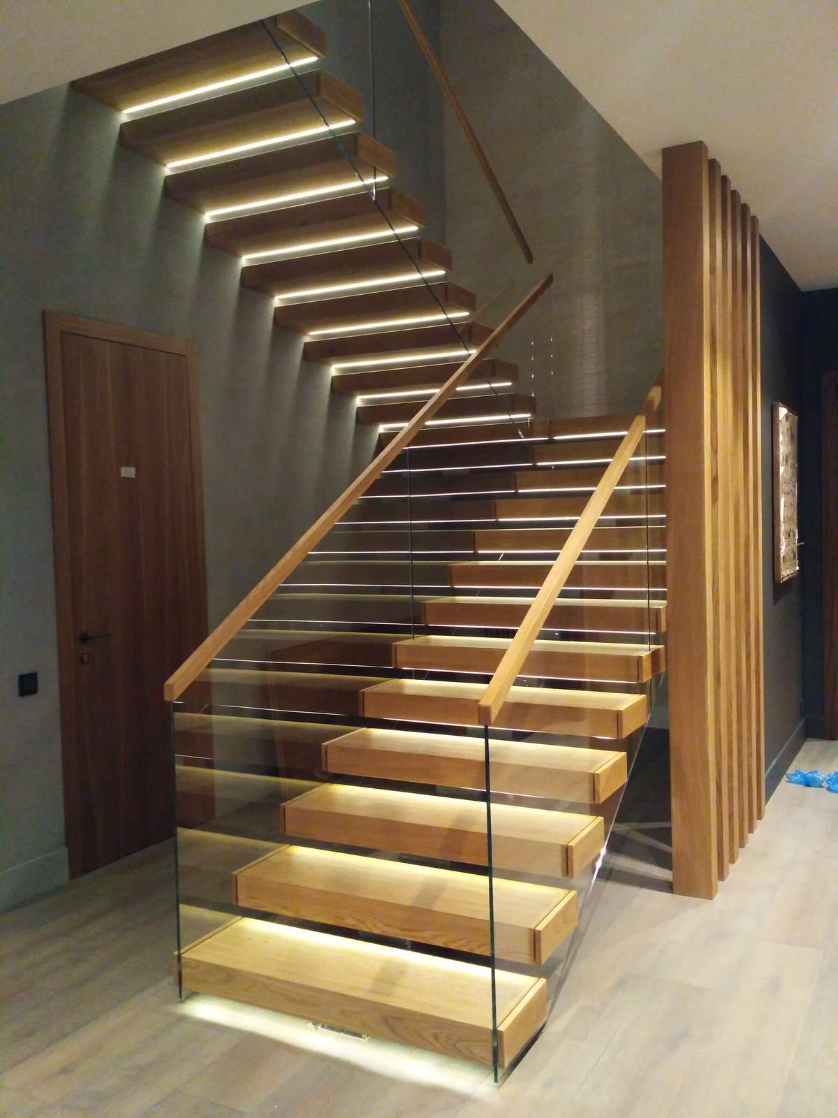 Лестницы и стеклянные ограждения в доме отдыха (Лужки клуб)