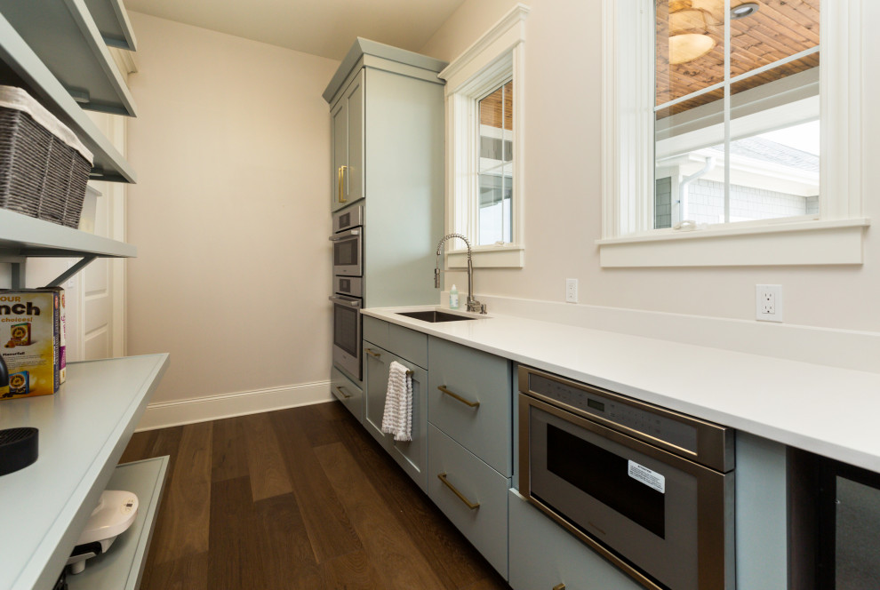 Kitchen - transitional kitchen idea in Cedar Rapids