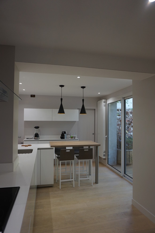 This is an example of a contemporary kitchen in Toulouse.