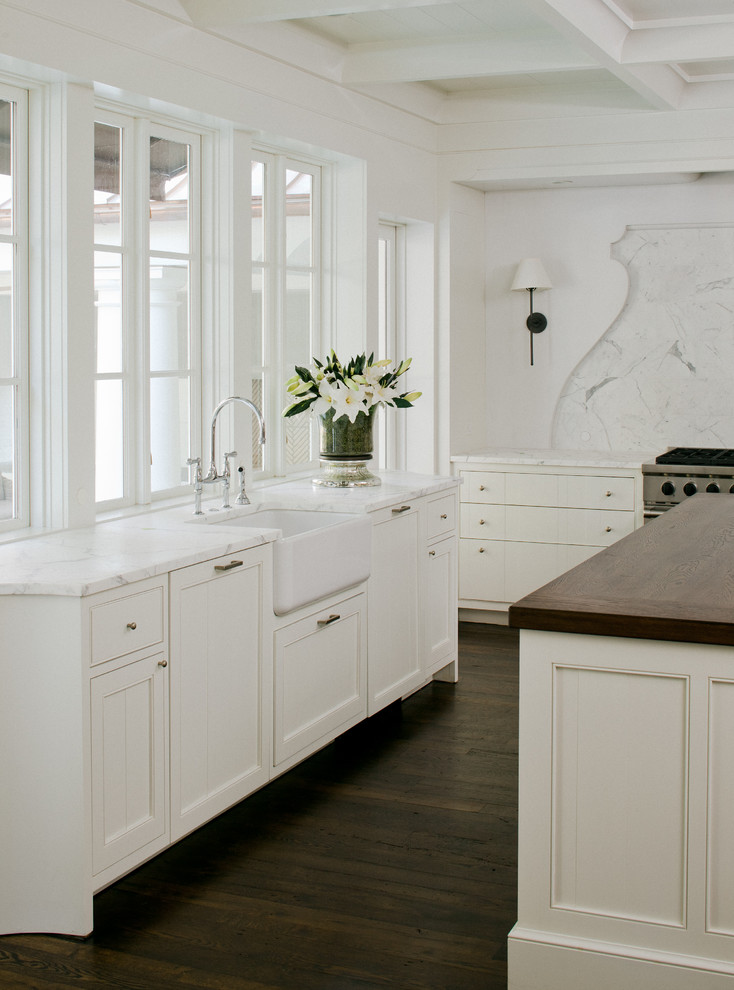 Large transitional u-shaped eat-in kitchen in Charlotte with with island.