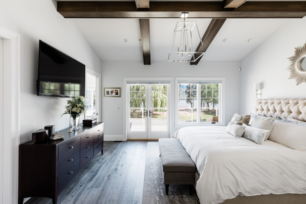 Großes Klassisches Hauptschlafzimmer mit grauer Wandfarbe, braunem Holzboden, braunem Boden und freigelegten Dachbalken in Vancouver