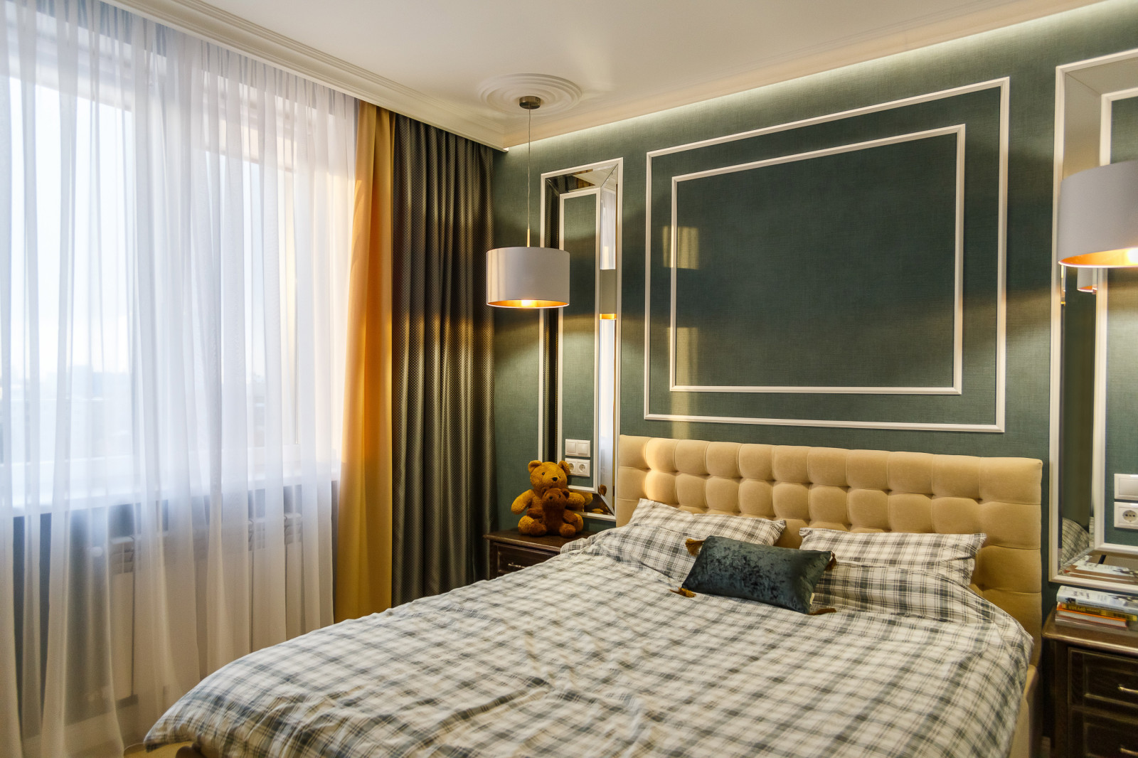 Разноцветная двухкомнатная квартира для девушки, которая любит вязать.