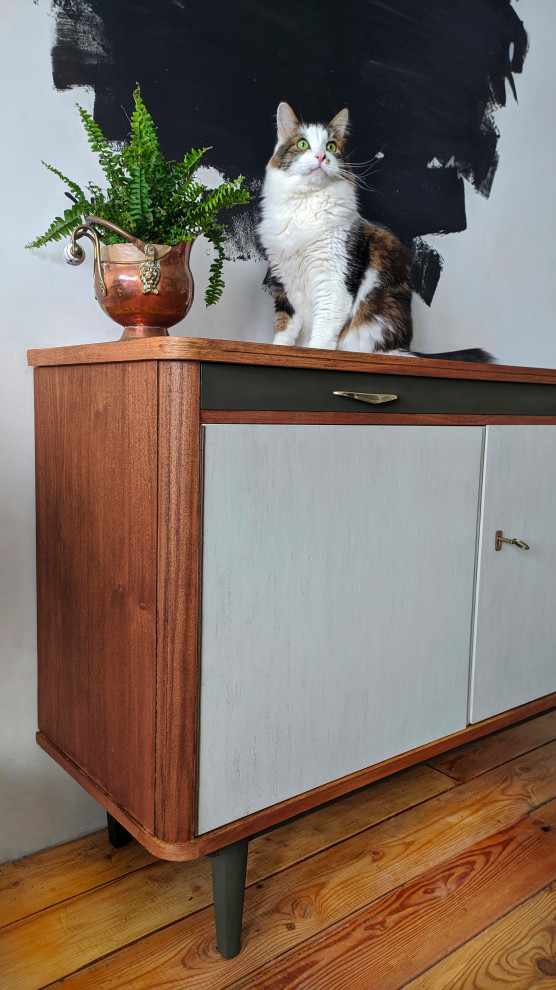 Буфетка с выдвижной столешницей. ГДР. 1970