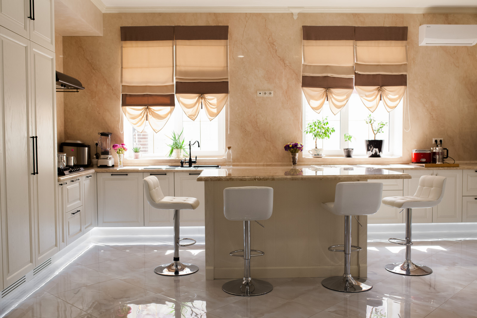 Кухня в светлых оттенкахКу