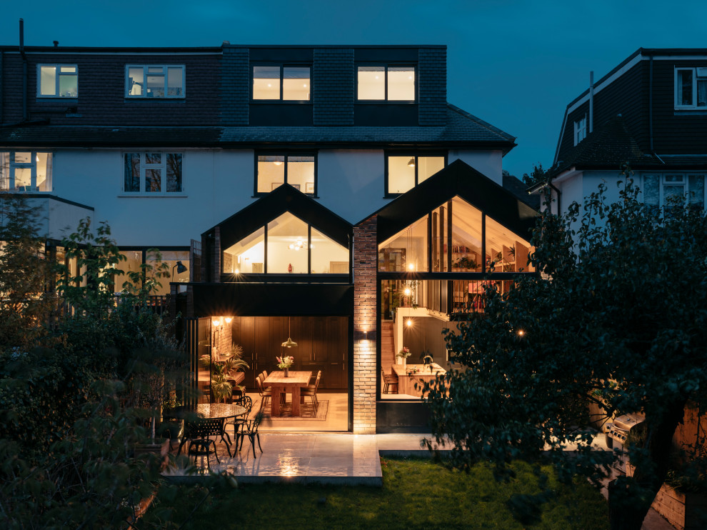 Geräumige, Vierstöckige Moderne Doppelhaushälfte mit Backsteinfassade, weißer Fassadenfarbe, Satteldach, Ziegeldach und grauem Dach in London