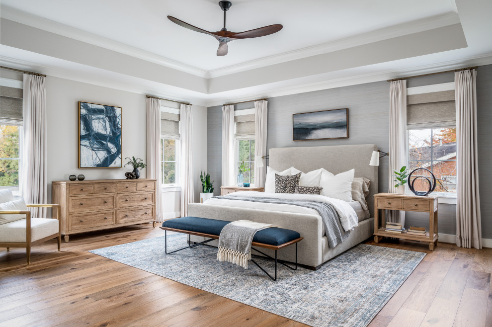 ワシントンD.C.にある広いコンテンポラリースタイルのおしゃれな主寝室 (青い壁、無垢フローリング、茶色い床、壁紙) のレイアウト