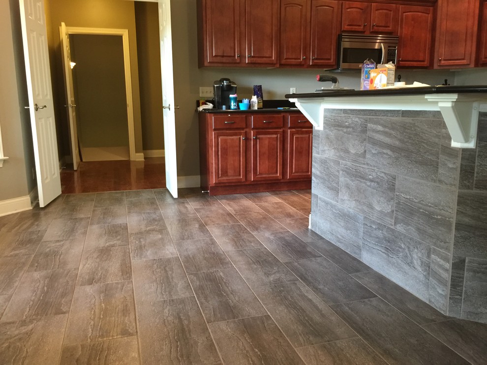 Kitchen - mid-sized traditional kitchen idea