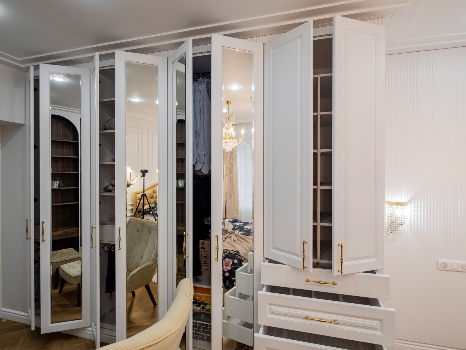 Стильная меблировка спальни