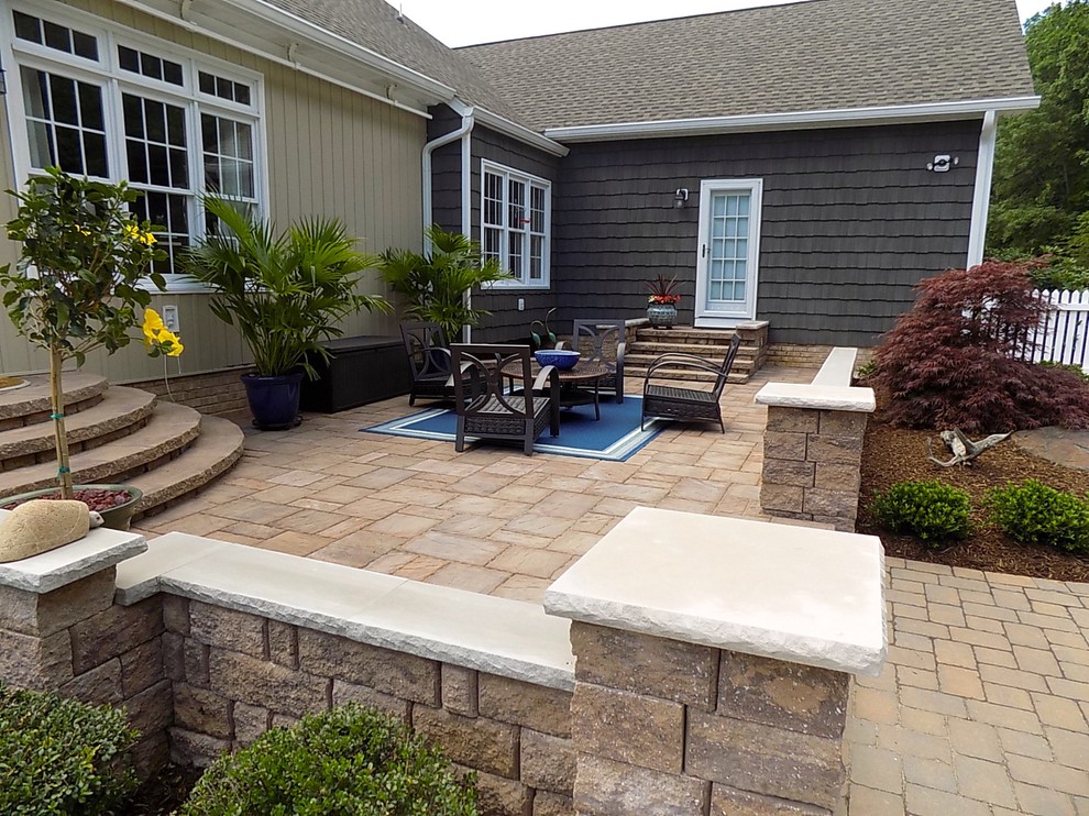 Mid-sized transitional courtyard patio in Richmond with concrete pavers and no cover.