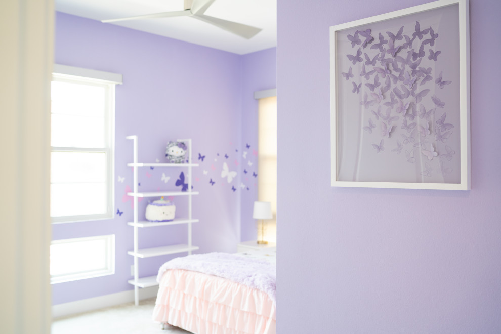 Foto de habitación de invitados moderna de tamaño medio con paredes púrpuras, moqueta y suelo beige