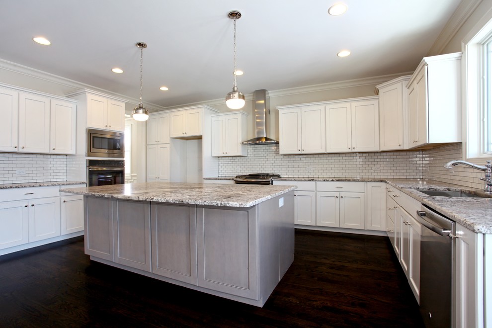 Kitchen - transitional kitchen idea in Chicago