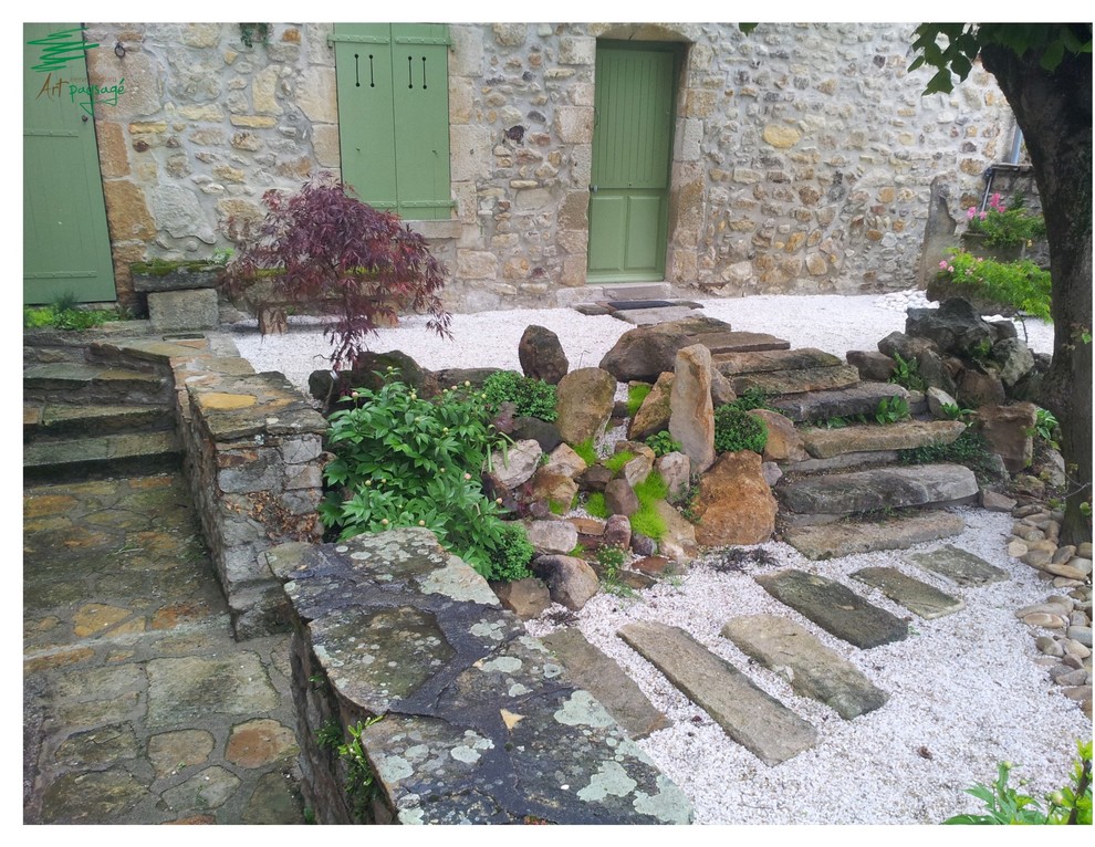 Photo of a small asian front yard garden in Clermont-Ferrand with gravel.