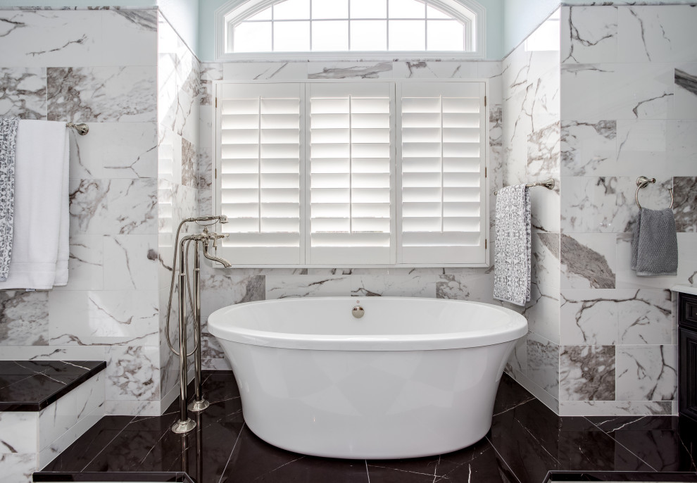 Inspiration för stora klassiska vitt en-suite badrum, med luckor med upphöjd panel, skåp i mörkt trä, ett fristående badkar, svart och vit kakel, marmorkakel, klinkergolv i keramik, ett undermonterad handfat, marmorbänkskiva och flerfärgat golv