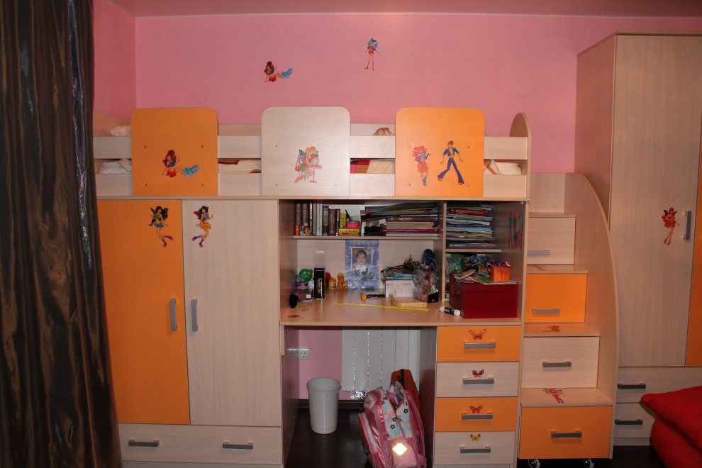 Immagine di una piccola cameretta per bambini da 4 a 10 anni contemporanea con pareti multicolore