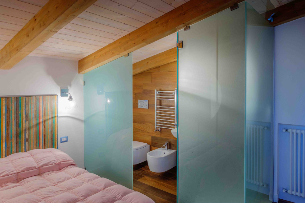 Kleines Nordisches Schlafzimmer mit weißer Wandfarbe, freigelegten Dachbalken, dunklem Holzboden, braunem Boden und Wandpaneelen in Neapel