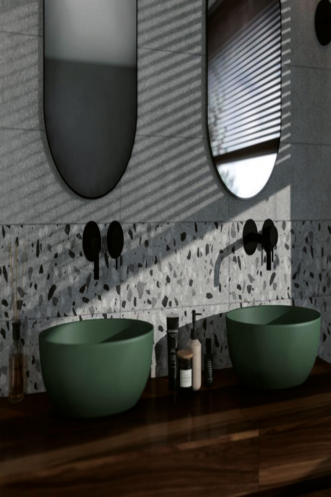 Inspiration för stora moderna brunt en-suite badrum, med släta luckor, bruna skåp, flerfärgad kakel, marmorkakel, grå väggar, marmorgolv, ett fristående handfat och träbänkskiva