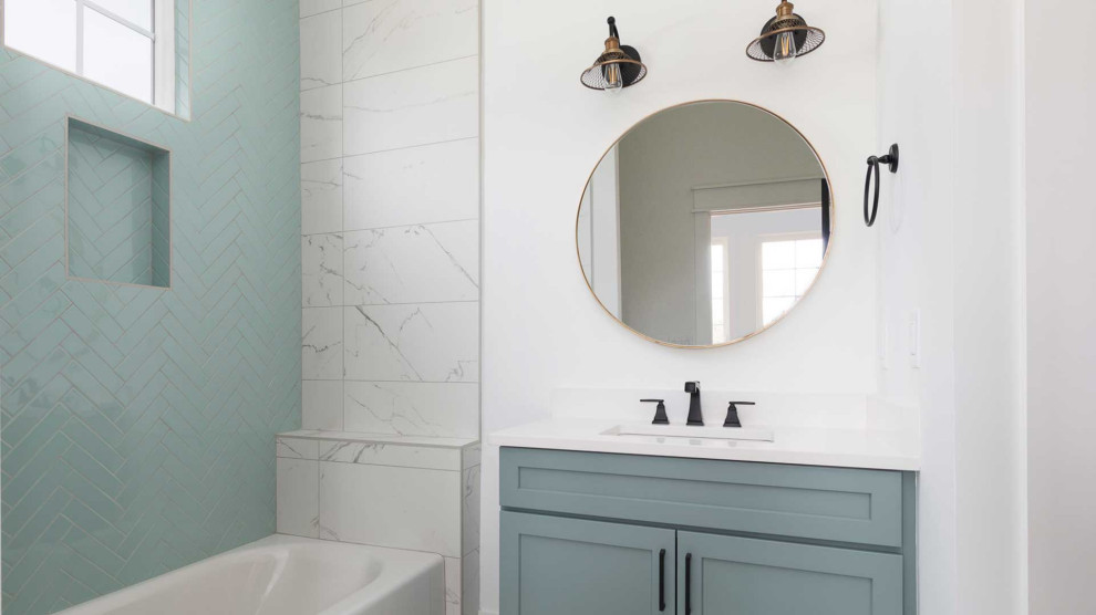 Источник вдохновения для домашнего уюта: ванная комната в морском стиле с фасадами с утопленной филенкой, серыми фасадами, ванной в нише, душем над ванной, раздельным унитазом, белой плиткой, керамической плиткой, синими стенами, полом из керамической плитки, монолитной раковиной, столешницей из гранита, серым полом, белой столешницей, тумбой под одну раковину и напольной тумбой