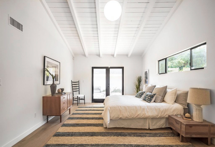 Design ideas for a midcentury bedroom in Los Angeles.